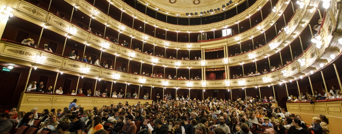 Con una gala en el emblemático Teatro Solís, el Hospital Británico celebró el Día de la Niñez.