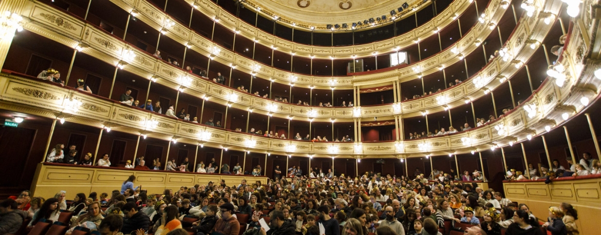 Con una gala en el emblemático Teatro Solís, el Hospital Británico celebró el Día de la Niñez.